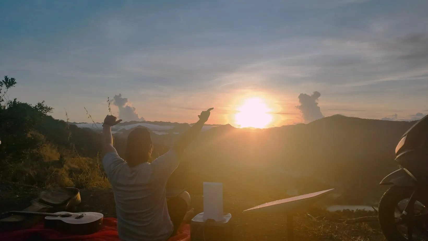 guy adventure with starlink on sunrise in the mountains